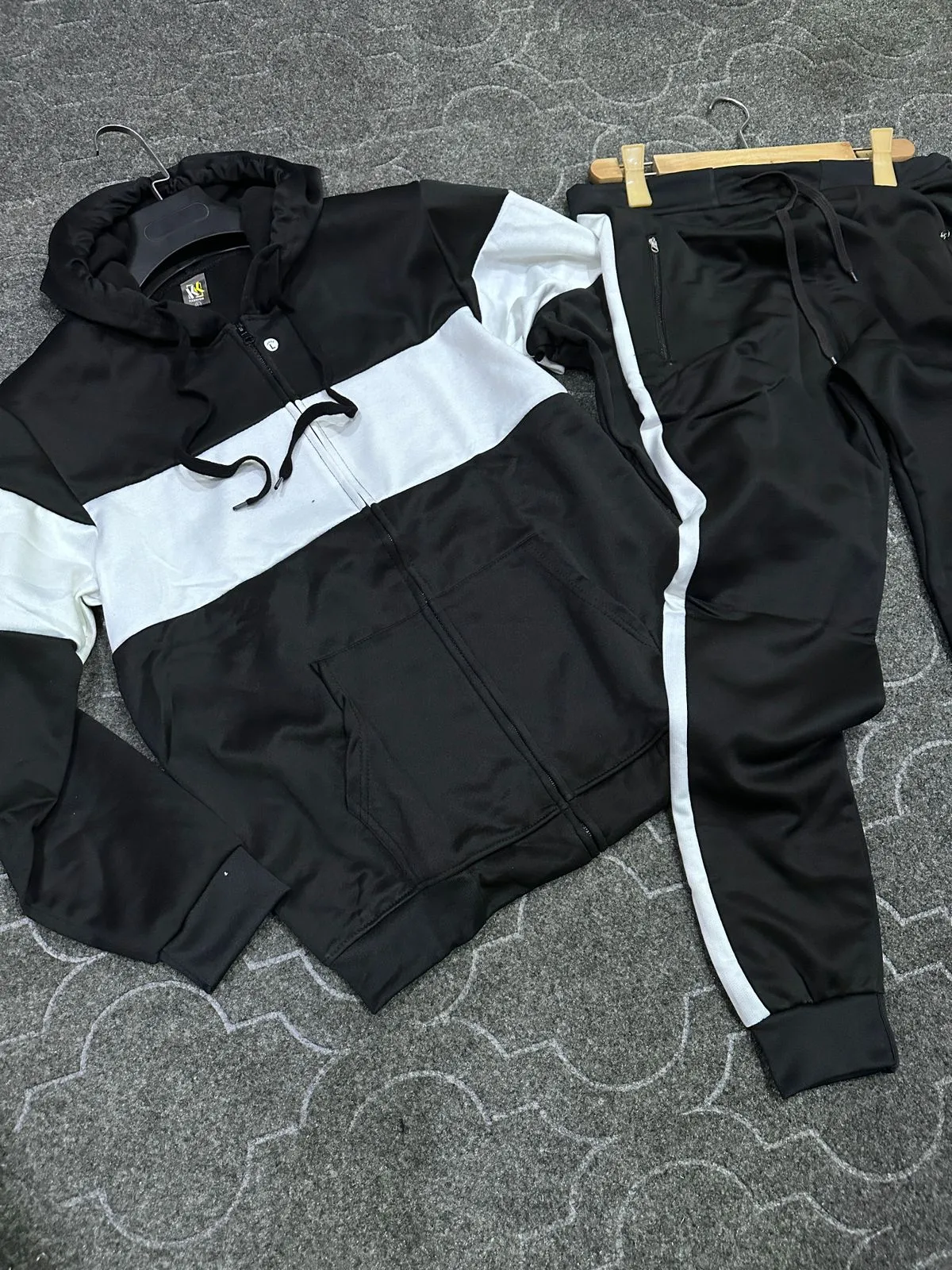Premium Gym Wear Tracksuit – Comfort & Performance Combined!